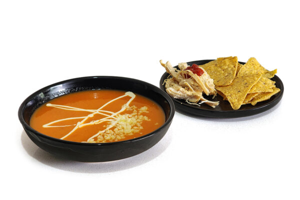 Plato hondo ZEN color Obsidiana, plato postre Zen color Obsidiana. Sopa de tomate, con queso y nachos.