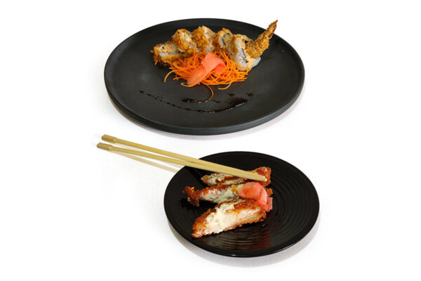 Plato Principal Zen color Obsidiana y plato postre Hondas color Obsidiana. Sushi y cheese kani