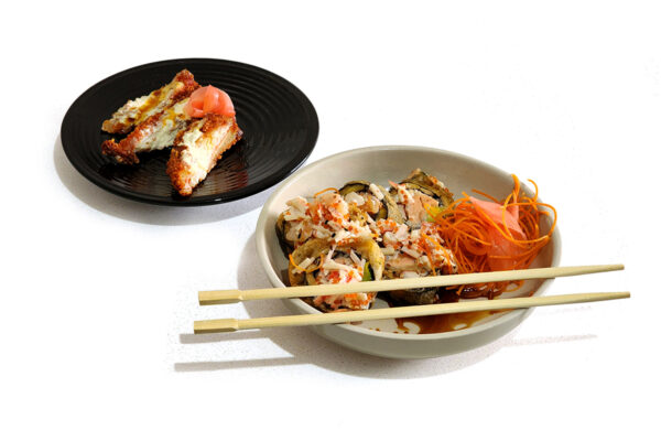 Plato hondo Zen color arena y plato postre Hondas color Obsidiana. Sushi y cheese kani